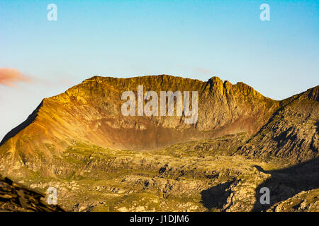 Crib Goch in Abend Sonne. Teil des Snowdon Horseshoe. Stockfoto