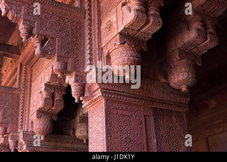 Steinschnitzereien in einem Palast in Agra Fort, Indien Stockfoto