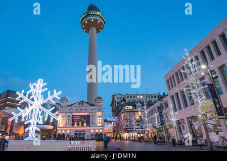 Die St Johns Leuchtfeuer Twoer in Williamson Square Liverpool in der Nacht beleuchtet. Christam Dekorationen Stockfoto