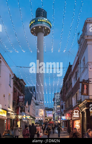 Die St Johns Leuchtfeuer Twoer in Williamson Square Liverpool in der Nacht beleuchtet. Christam Dekorationen Stockfoto