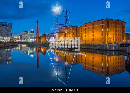 Liverpool. Canning Dock am Albert Dock complex.evening. Großsegler Stavros S. Niarchos. Maritime Museum. Stockfoto