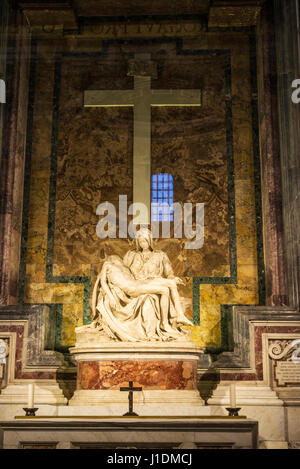 Vatikanstadt, Vatikan - 4. Januar 2017: Ist die Frömmigkeit des Vatikan oder der Pieta eine Statuengruppe aus Marmor von Michelangelo im Inneren der päpstlichen ba Stockfoto