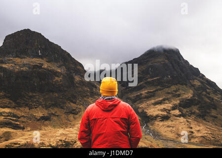 Mann, der in Bergen in Glencoe, Schottland. Stockfoto