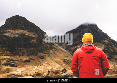 Mann zu Fuß in Glencoe, Schottland. Stockfoto