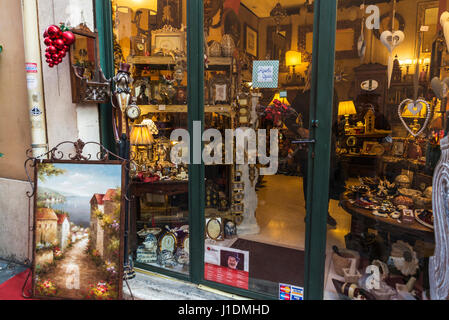 Rom, Italien - 31. Dezember 2016: Dekoration und Möbel Shop im historischen Zentrum von Rom, Italien Stockfoto