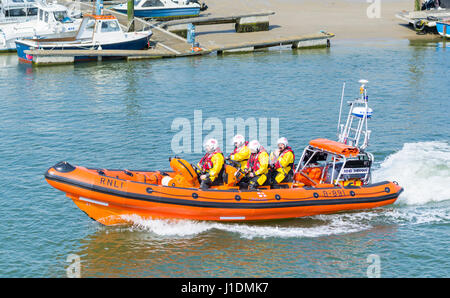 RNLI-Besatzung beschleunigt eine Flussmündung in einer Küstenliferrippe auf dem Fluss Arun, Littlehampton, West Sussex, England, Großbritannien. Stockfoto