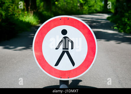 Sperrgebiet. Fußgänger verboten. Keine Fußgänger. Straßenschild Stockfoto