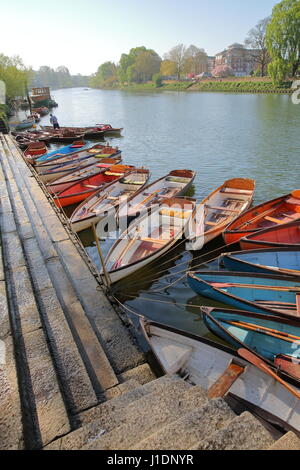 LONDON, UK - 9. April 2017: Bunte Boote auf der Themse in der Nähe von Richmond Bridge in Richmond (Südwesten von London) Stockfoto