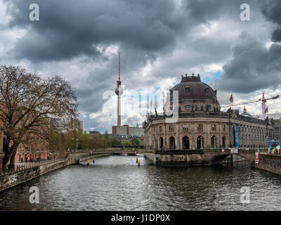 Museumsinsel auf Spree und Alexanderplatz Fernsehturm im Zentrum von Berlin, Deutschland Stockfoto