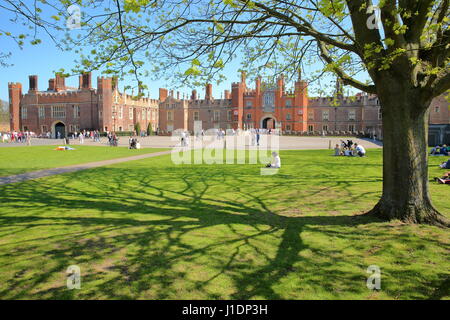 LONDON, UK - 9. April 2017: Die Westfassade und Haupteingang des Hampton Court Palace im Südwesten von London Stockfoto