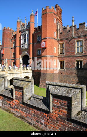 LONDON, UK - 9. April 2017: Die Westfassade und Haupteingang des Hampton Court Palace im Südwesten von London Stockfoto