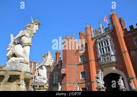 LONDON, UK - 9. April 2017: Die Westfassade und Haupteingang des Hampton Court Palace im Südwesten von London mit Angabe der Drachen Statuen Stockfoto