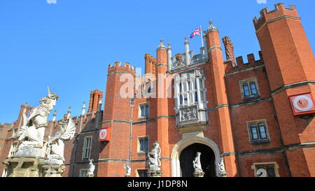 LONDON, UK - 9. April 2017: Die Westfassade und Haupteingang des Hampton Court Palace im Südwesten von London mit Angabe der Drachen Statuen Stockfoto