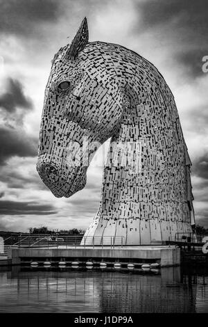 Schwarz und weiß eines der Kelpies in Falkirk Stockfoto