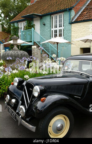 Yapp Brüder Weinhändler in bloße, wiltshire zeigt die alte Brauerei Räumlichkeiten einschließlich Vintage citroen Auto, alte französische noch, Repro französische fountai Stockfoto