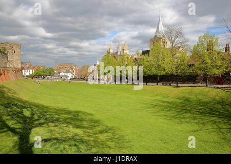 ROCHESTER, Großbritannien: Blick auf die Kathedrale von der Burg mit Frühlingsfarben Stockfoto