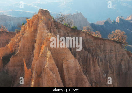 Eine einzigartige Pyramide geformte Berge Klippen in Bulgarien, in der Nähe von Melnik Stadt und Rozhen Kloster. Stockfoto