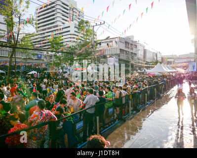 BANGKOK - 13.April: Touristen und einheimischen Wasser planschen im Songkarn fest oder Thai Neujahr zwischen 13-15 April 2017 am Siam Square, Bangkok, genießen Stockfoto