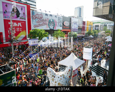 BANGKOK - 13.April: Touristen und einheimischen Wasser planschen im Songkarn fest oder Thai Neujahr zwischen 13-15 April 2017 am Siam Square, Bangkok, genießen Stockfoto