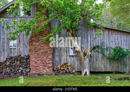 Dieses alte Bauernhaus zeigt die Art des Handwerks, die früher sehr häufig in unserer Gesellschaft. Es befindet sich im ländlichen Alabama. Stockfoto