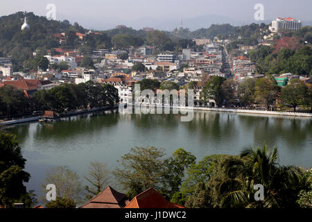 Kandy Sri Lanka Kiri Muhuda großen künstlichen See geschaffen im Jahre 1807 durch Sri Wickrama Rajasinha umgeben von Gebäuden aus der Kolonialzeit und Stadt Stockfoto