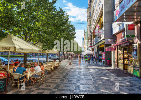 Café und Geschäfte am Wenzelsplatz (Václavské Náměstí), Prag, Tschechische Republik Stockfoto