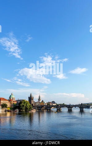 Prag. Moldau-Ufer mit Blick auf die Karlsbrücke am späten Nachmittag / frühen Abend, Prag, Tschechische Republik Stockfoto