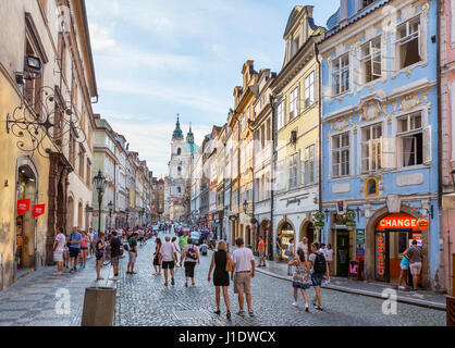 Geschäfte auf Mostecka Blick in Richtung St.-Nikolaus-Kirche, Malá Strana, Prag, Tschechische Republik Stockfoto