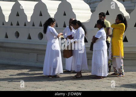 Kandy Sri Lanka Tempel der Zahn Pilger außerhalb der Patthirippua auf Navam Poya ganztags Mond Stockfoto