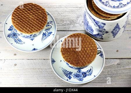 traditionelle holländische Sirupwaffeln mit Delfter auf hölzernen Hintergrund Stockfoto
