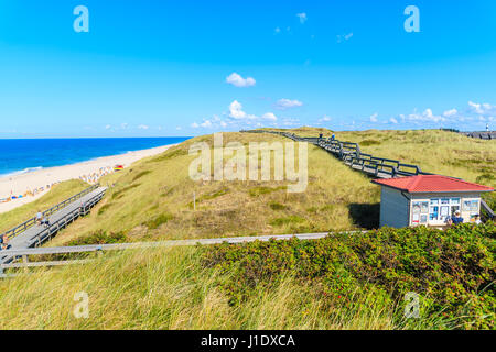 Stand auf der Küstenpromenade entlang Strand in Wenningstedt Stadt, Insel Sylt, Deutschland Stockfoto