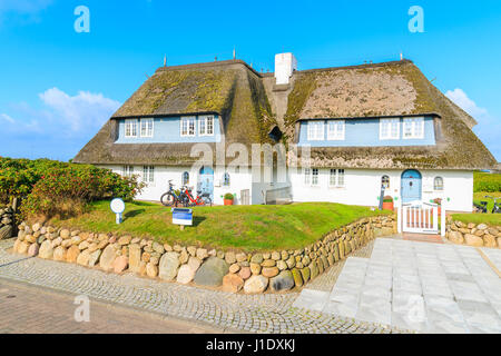 Traditionelles Haus mit Strohdach und grünen Garten auf der Insel Sylt in Wenningstedt Dorf, Deutschland Stockfoto