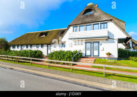 Insel SYLT, Deutschland - SEP 6, 2016: typische weiße Haus mit Reetdach in Wenningstedt Dorf auf der Insel Sylt, Deutschland. Stockfoto