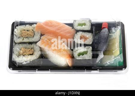 Sushi, isolierten auf weißen Hintergrund zu gehen Stockfoto