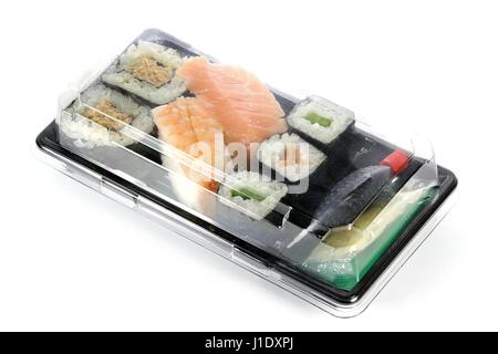 Sushi, isolierten auf weißen Hintergrund zu gehen Stockfoto