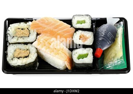 Sushi, isolierten auf weißen Hintergrund zu gehen Stockfoto