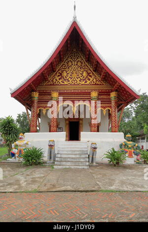 SIM-Gemeinde Halle des Wat Aham datiert AD.1818. Guardian Tiger flankieren die Stufen am Eingang mit Hanuman und Ravana von Phra Lak Phra Ram-La Stockfoto