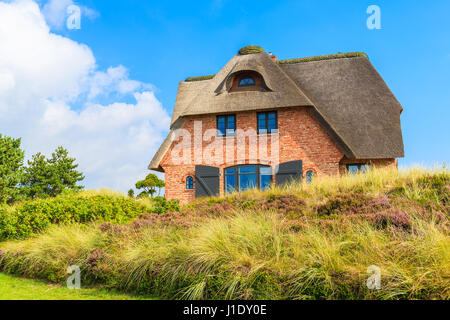 Typisch friesische Haus mit Strohdach auf Sylt Insel in Westerheide Dorf, Deutschland Stockfoto