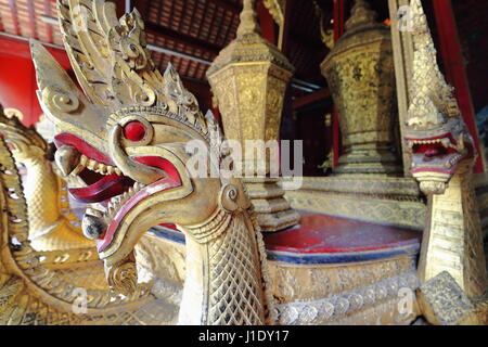 Sieben Leitung Naga von 12 ms.high vergoldete hölzerne königliche Beerdigung Kutsche Handarbeit von lokalen Handwerker baute Thit Tanh innerhalb der AD.1962 Hong Kep Mieng-Ch Stockfoto