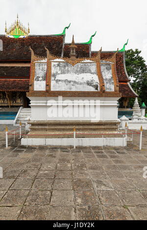 Standing Buddha Kapelle-Giebel mit bunten Glasmosaik Blumenmotiven und zwei Kinnaree-zwei abgestufte Dach-Endstücken mit Chofahs mythologischen Naga-s Stockfoto