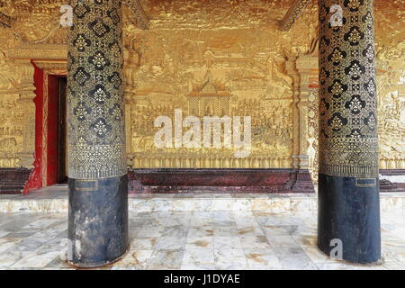 Gemeißelten vergoldete Wand Schablone schwarz lackiert Spalten-Main Veranda des Sim im Wat Mai Suwannaphumaham Tempel von König Anurat in AD.1796-größte gegründet Stockfoto