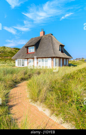 Typisch friesische Haus in Hornum Dorf auf der südlichen Küste von Sylt Insel, Deutschland Stockfoto