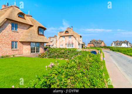 Typisch friesische rote Backsteinhäuser mit Stroh Dächer in Rantum Dorf auf der südlichen Küste von Sylt Insel, Deutschland Stockfoto