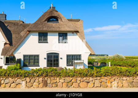 Typisch friesische Haus in Hornum Dorf auf der südlichen Küste von Sylt Insel, Deutschland Stockfoto