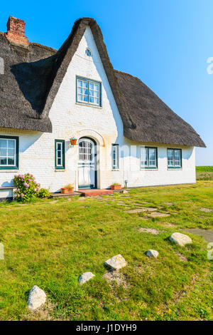 Typisch friesische Haus in Hornum Dorf auf der südlichen Küste von Sylt Insel, Deutschland Stockfoto