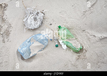 Müll am Strand, Umweltverschmutzung Konzept Bild links. Stockfoto