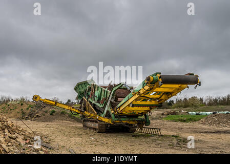 Viper Entdeckung tragbare Screener auf einem stillgelegten Steinbruch in West Yorkshire, England, UK Stockfoto