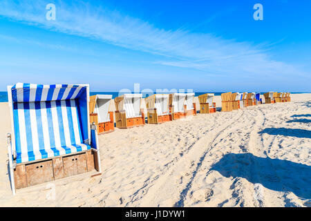 Korbsessel auf sandigen Strand in Wenningstedt Dorf, Insel Sylt, Deutschland Stockfoto