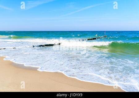 Wellen des Meeres am schönen Sandstrand in der Nähe von Kampen Dorf, Insel Sylt, Deutschland Stockfoto