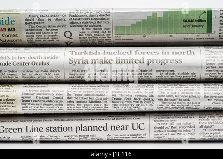 Chicago-Feb 12,2017: Stapel von gefalteten Zeitung The Wall Street Journal und Chicago Tribune auf weißem Hintergrund (für nur zur redaktionellen Verwendung) Stockfoto